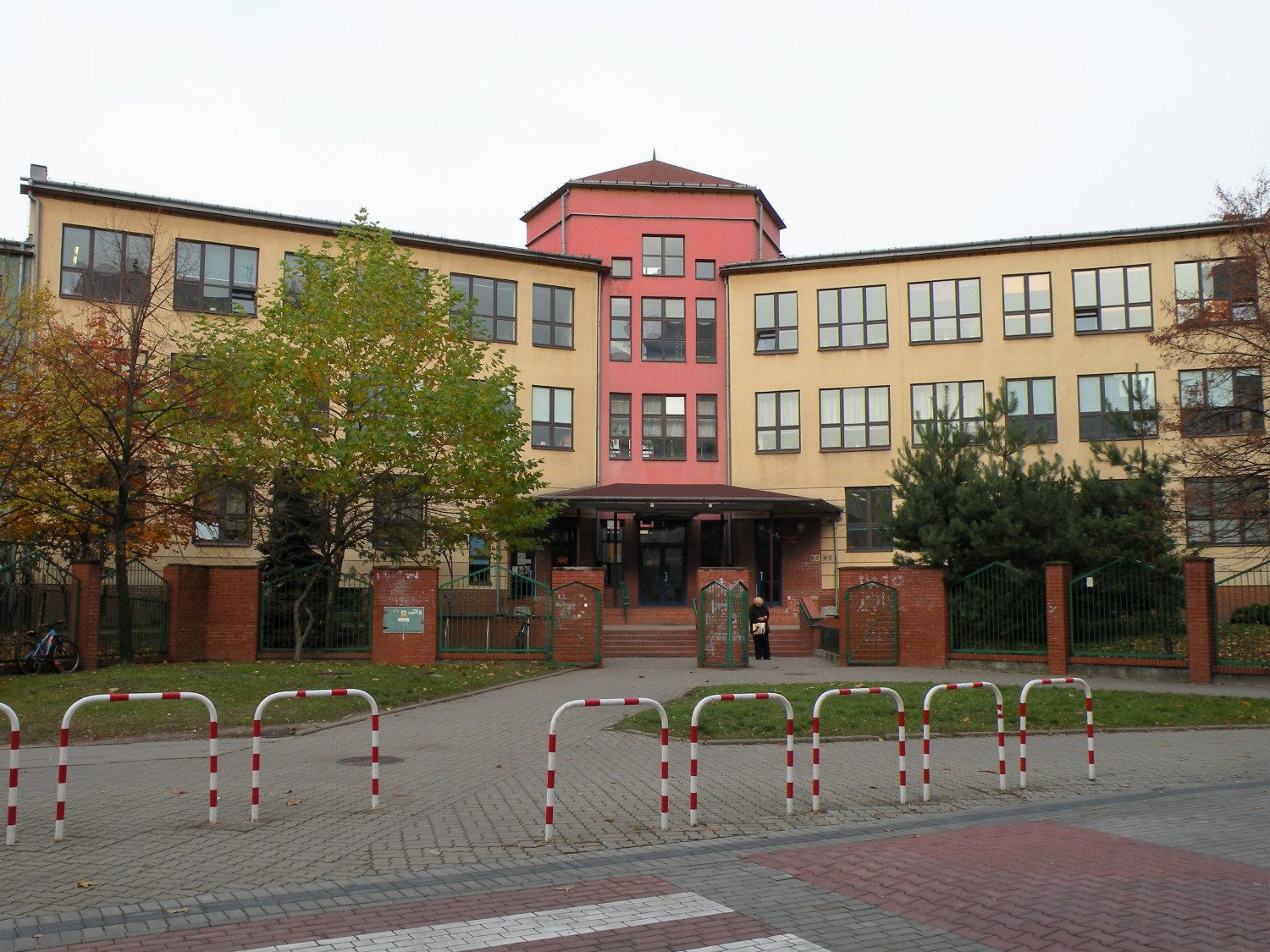 Zdjęcie architektury budynku Szkoła Podstawowa nr 312 im. Ewy Szelburg-Zarembiny